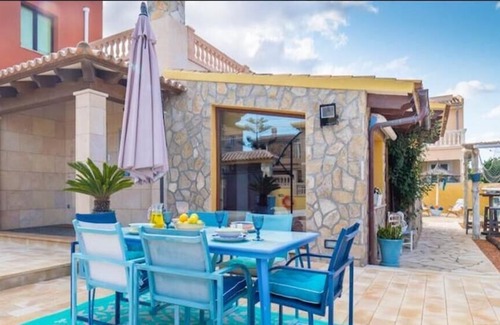 Badia Gran House | Beautiful Holiday Home “La Playita” with Pool, Terrace, Air Conditioning & WiFi; Parking Available in the Street, Pets Allowed