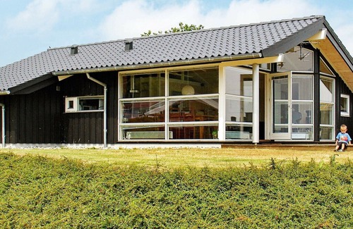 Grønninghoved Strand House | Beautiful Holiday Home in Sjolund with Sauna