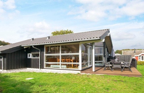 Grønninghoved Strand House | Beautiful Holiday Home in Sjolund with Sauna