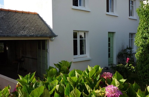 Plerin House | Beautiful holiday home in a prime location right on the coast, free Wi-Fi & garden