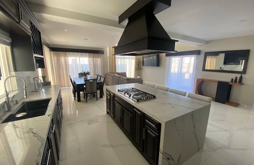 Rosarito House | Beautiful home 5 min away from papas & beer. W/King size beds