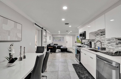 Playland Estates House | BEAUTIFUL HOME. feels like paradise. private, peaceful, and central to many stores.