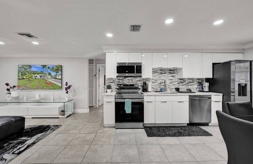 Playland Estates House | BEAUTIFUL HOME. feels like paradise. private, peaceful, and central to many stores.