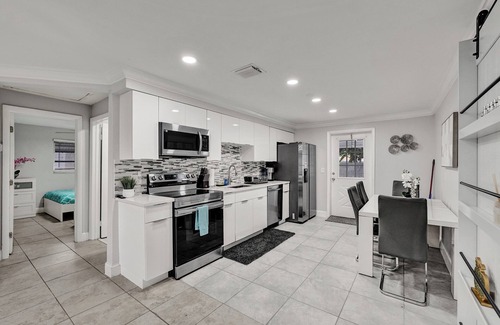 Playland Estates House | BEAUTIFUL HOME. feels like paradise. private, peaceful, and central to many stores.