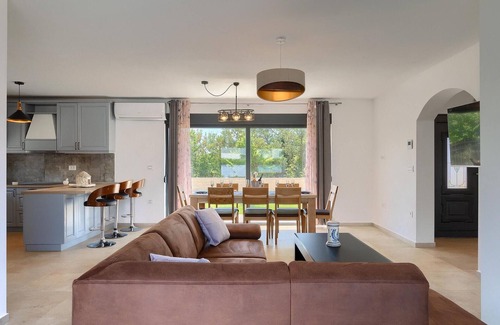 Bale House | Beautiful home in Bale
