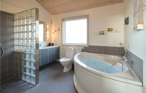 Lild Strand House | Beautiful Home In Frstrup With Wifi