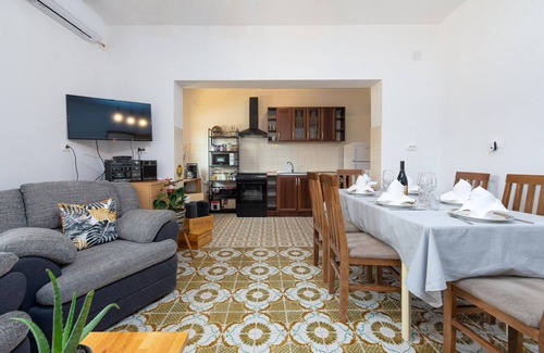 Obrovac House | Beautiful home in Muskovci with WiFi
