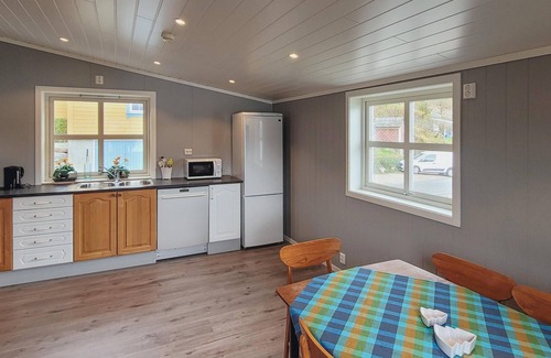 Djønno House | Beautiful home in Vallavik with kitchen