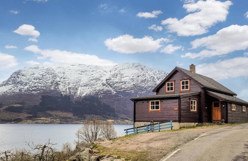 Djønno House | Beautiful home in Vallavik with kitchen