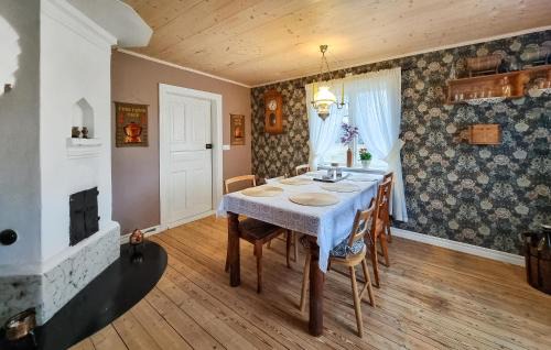 Larv House | Beautiful Home In Vedum With Kitchen