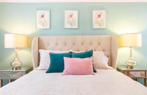 Potrero Hill Apartment | Beautiful Home with Sun-Drenched Garden, 2 BR,1 BA ,laundry, parking, Potrero Hill location, modern aesthetic