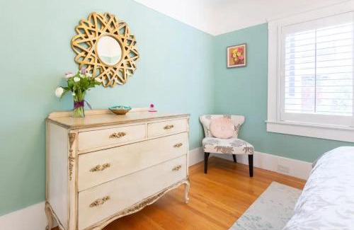 Potrero Hill Apartment | Beautiful Home with Sun-Drenched Garden, 2 BR,1 BA ,laundry, parking, Potrero Hill location, modern aesthetic