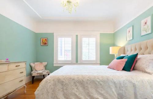 Potrero Hill Apartment | Beautiful Home with Sun-Drenched Garden, 2 BR,1 BA ,laundry, parking, Potrero Hill location, modern aesthetic