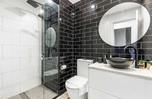 Glebe Apartment | Beautiful House in Glebe with Two-Car Garage