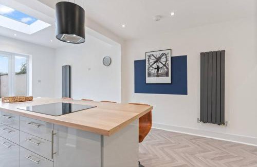 Ashton in Makerfield House | Beautiful House - Sleeps up to 7 - Free Parking, Fast Wifi and Smart TV by Yoko Property