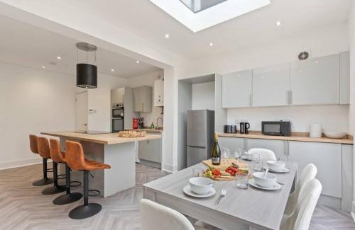 Ashton in Makerfield House | Beautiful House - Sleeps up to 7 - Free Parking, Fast Wifi and Smart TV by Yoko Property