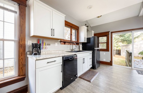 Traverse City House | Beautiful House | Walk Everywhere | AC| Fire Pit |
