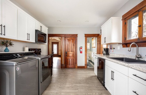 Traverse City House | Beautiful House | Walk Everywhere | AC| Fire Pit |