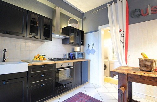 Desenzano del Garda Apartment | Beautiful apartment for 6 guests with WIFI, A/C, hot tub, sauna, TV and terrace, close to Sirmione