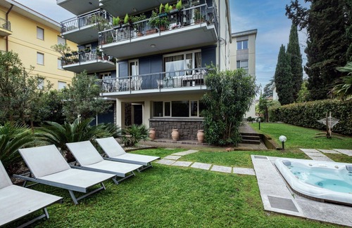 Desenzano del Garda Apartment | Beautiful apartment for 6 guests with WIFI, A/C, hot tub, sauna, TV and terrace, close to Sirmione