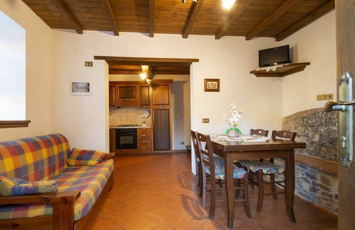 Fabbriche di Vallico Villa | Beautiful apartment in villa for 6 guests with WIFI, pool, TV, patio and pets allowed
