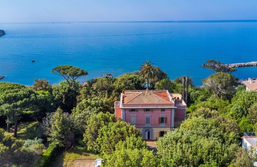 Castiglioncello Villa | Beautiful villa for 6 people with WIFI, A/C, TV, terrace, pets allowed and parking