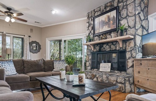 Silver Point House | Beautiful Lake Cabin, Hot Tub, WIFI, Steps to Lake/View