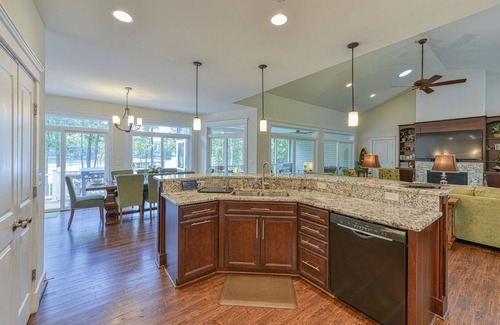 Mineral House | Beautiful Lake Front Large Enough For The Entire Extended Family