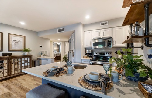 Mount Mourne Condo | Beautiful Lake Norman waterfront location! Steps to pool, lake, restaurant!