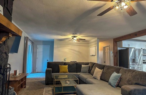Tool House | Beautiful lakefront home in Tool!