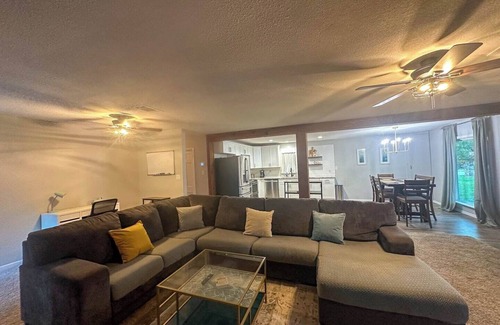 Tool House | Beautiful lakefront home in Tool!