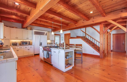 Sandpoint Cabin | Beautiful lakefront lodge w/views, private beach access, & large deck