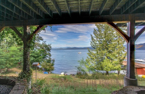 Sandpoint Cabin | Beautiful lakefront lodge w/views, private beach access, & large deck