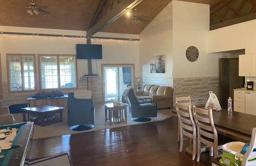 South Bend House | Beautiful Lakehouse best view of Lake and beautiful pavilion 10 min from ND