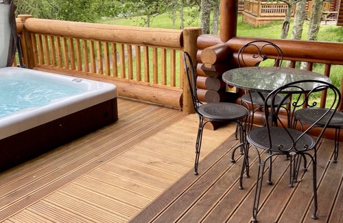 Morpeth Cabin | Beautiful Lakeside Cabin With Hot Tub - Pet Friendly - Near Golf Course