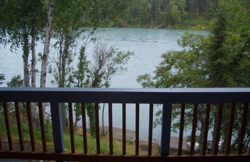 Soldotna House | Beautiful log home Kenai River has full length deck overlooking river
