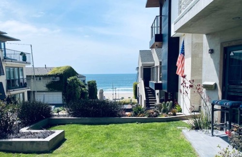 The Strand House | Beautiful Manhattan Beach 100 Block Walk Street Home