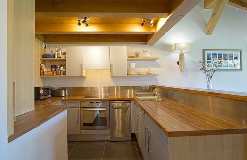 Les Houches Apartment | Beautiful modern 3 bed en-suite chalet apartment with balcony