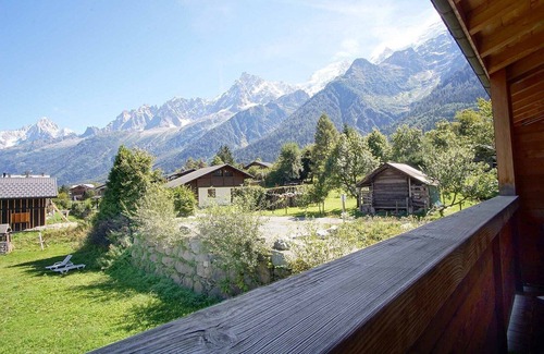 Les Houches Apartment | Beautiful modern 3 bed en-suite chalet apartment with balcony