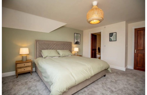Llanrhidian Higher House | Beautiful modern and spacious 4 bedroom country house