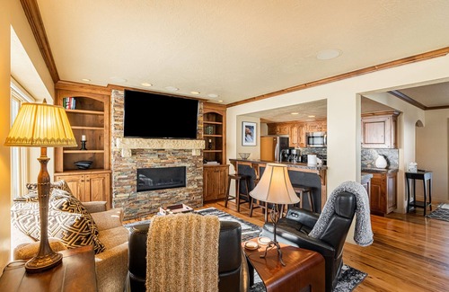 Deer Valley House | Beautiful Modern Home in Great Location, Hot Tub +Patio, Luxury Amenities!