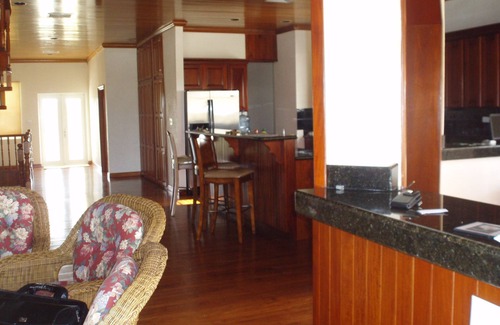 Lake Gardens House | Beautiful, Modernly furnished 5 bedroom 4 bathroom lakefront vacation home - BZE