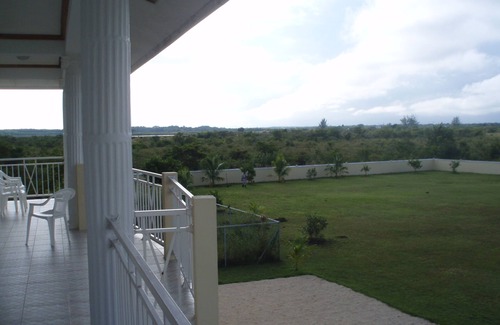 Lake Gardens House | Beautiful, Modernly furnished 5 bedroom 4 bathroom lakefront vacation home - BZE
