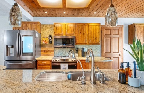 Manitou Springs House | Beautiful Month-to-Month 4BR Executive Rental w/Amazing Views of Garden of Gods