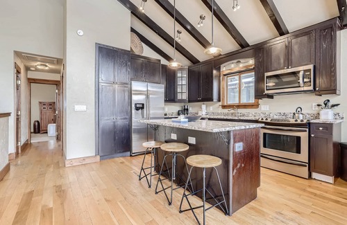 Frisco House | Beautiful Mountain Views, Private Hot Tub on Large Deck, Great for Families and Apres Ski!