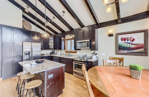 Frisco House | Beautiful Mountain Views, Private Hot Tub on Large Deck, Great for Families and Apres Ski!