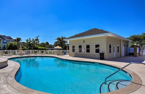 Red Hill Apartment | Beautiful Myrtle Beach Condo on Golf Course with Pool