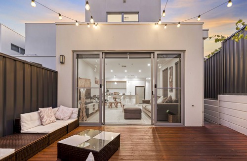 Christies Beach House | Beautiful new house only 5 minutes walk to the beach!