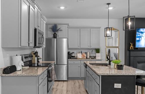 Lithonia Apartment | Beautiful New Townhome 25 mins from Metro Atlanta