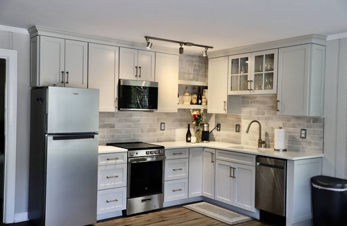 Cobham House | Beautiful Newly Renovated 2 BR cottage w/pooln